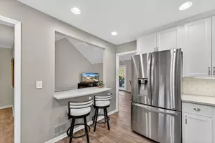 10327 N Savannah Ct, Mequon, WI 53092 - Photo 9