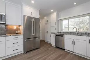 225 W Alta Loma Cir, Thiensville, WI 53092 - Photo 7