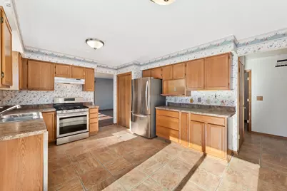 621 E Mary Ln, Oak Creek, WI 53154 - Photo 9