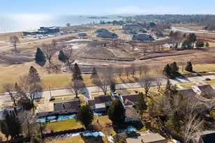 316 E Park View Ln, Manitowoc, WI 54220 - Photo 3