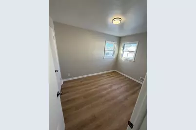 4334 W Eggert Pl, Milwaukee, WI 53218 - Photo 7