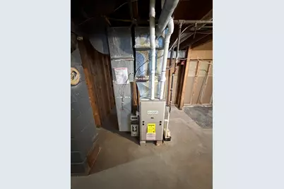 4334 W Eggert Pl, Milwaukee, WI 53218 - Photo 13