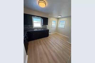 4334 W Eggert Pl, Milwaukee, WI 53218 - Photo 5