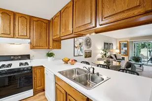 210 Hartford Square, Hartford, WI 53027 - Photo 9