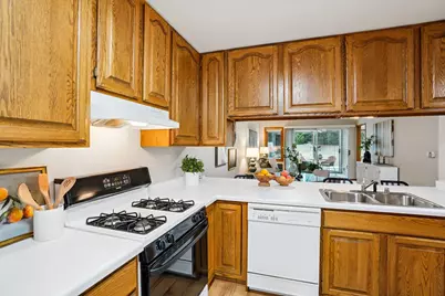 210  Hartford Sq, Hartford, WI 53027 - Photo 7