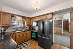 7128 W Kinnickinnic River Pkwy, West Allis, WI 53219 - Photo 5