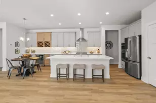 N28W25285 Parkway Ridge Circle, Pewaukee, WI 53072 - Photo 3