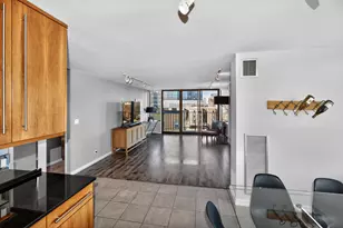 929 N Astor St, Milwaukee, WI 53202 - Photo 13