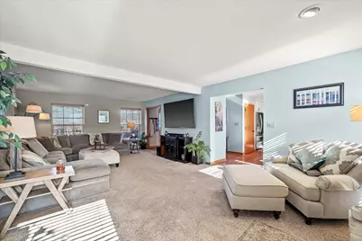 7277 S Dover Hill Ct, Franklin, WI 53132 - Photo 9