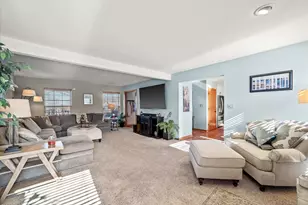 7277 S Dover Hill Ct, Franklin, WI 53132 - Photo 9