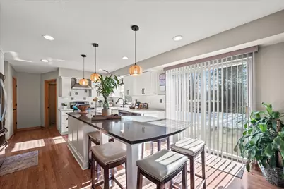 7277 S Dover Hill Ct, Franklin, WI 53132 - Photo 5