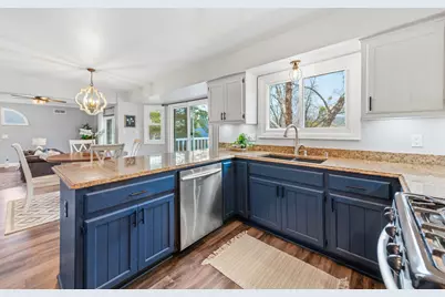 12272 W Morgan Oak Dr, Greenfield, WI 53228 - Photo 13