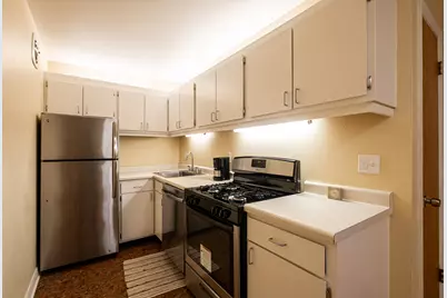 2025 E Greenwich Ave #219, Milwaukee, WI 53211 - Photo 5