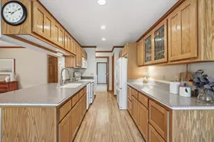 465 Hartford Square, Hartford, WI 53027 - Photo 13