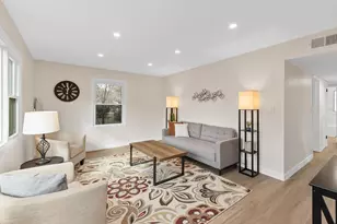 8424 N Fox Croft Ln, Fox Point, WI 53217 - Photo 5