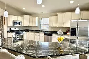 6183 S 40th St, Greenfield, WI 53221 - Photo 9