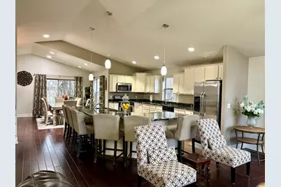 6183 S 40th St, Greenfield, WI 53221 - Photo 7