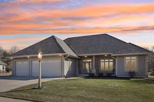 987 Prairieview Cir, Oconomowoc, WI 53066 - Photo 1