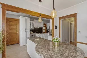 1714 E Kane Pl, Milwaukee, WI 53202 - Photo 3