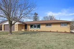 N77W14914 Menomonee Manor Dr, Menomonee Falls, WI 53051 - Photo 3