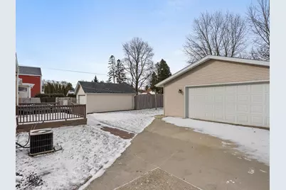 1128 N 17th St, Manitowoc, WI 54220 - Photo 3