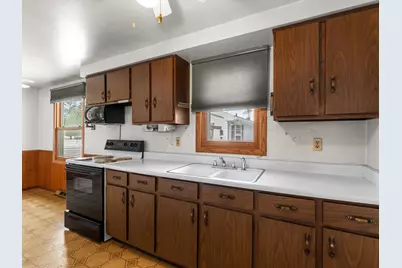 1604  Holly Dr, Manitowoc, WI 54220 - Photo 7