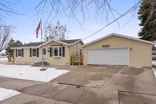 1604 Holly Dr, Manitowoc, WI 54220 - Photo 3