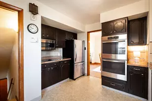 160 E Gauer Cir, Milwaukee, WI 53207 - Photo 11