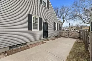 621 E Hampton Rd, Whitefish Bay, WI 53217 - Photo 31