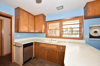 1927 N 118th St, Wauwatosa, WI 53226 - Photo 7