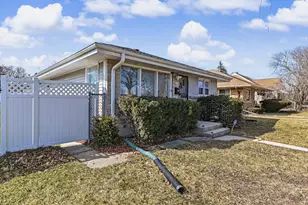 6045 W Lincoln Creek Dr, Milwaukee, WI 53218 - Photo 3