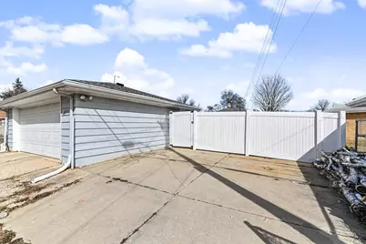 6045 W Lincoln Creek Dr, Milwaukee, WI 53218 - Photo 29