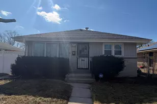 6045 W Lincoln Creek Dr, Milwaukee, WI 53218 - Photo 1