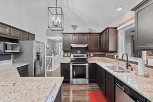 W310S2748 Wild Rose Ln, Genesee, WI 53188 - Photo 9