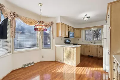 W240N2192  Dorchester Dr #10A, Pewaukee, WI 53072 - Photo 7