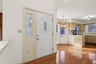 W240N2192 Dorchester Dr, Pewaukee, WI 53072 - Photo 5