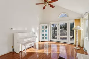 W240N2192 Dorchester Dr, Pewaukee, WI 53072 - Photo 9