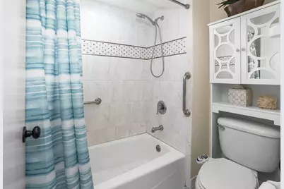 5335 S Sutton Pl, Greenfield, WI 53221 - Photo 9