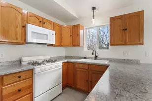 1047 W Court St, Elkhorn, WI 53121 - Photo 9