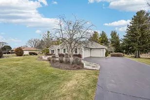 N32W22121 Hill N Dale Cir, Pewaukee, WI 53072 - Photo 3