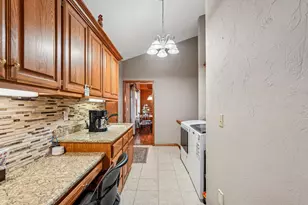 N32W22121 Hill N Dale Cir, Pewaukee, WI 53072 - Photo 9