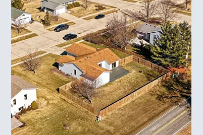 355  Sunny Hill Dr, Elkhorn, WI 53121 - Photo 3