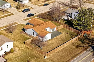 355 Sunny Hill Dr, Elkhorn, WI 53121 - Photo 3