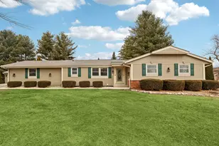 712 Lake Bluff Dr, Oconomowoc, WI 53066 - Photo 1