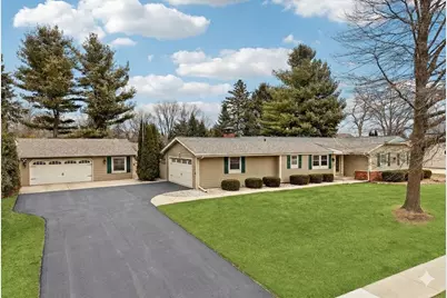 712  Lake Bluff Dr, Oconomowoc, WI 53066 - Photo 1