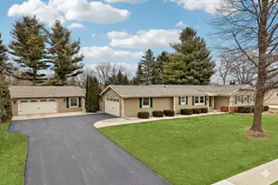 712 Lake Bluff Dr, Oconomowoc, WI 53066 - Photo 1