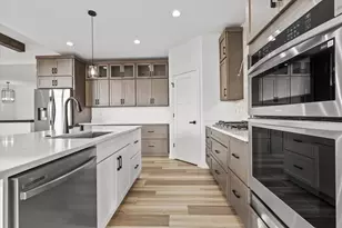 N66W20955 Sweet Clover Dr, Menomonee Falls, WI 53051 - Photo 7