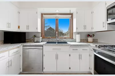 631 E Wilson St, Oconomowoc, WI 53066 - Photo 9