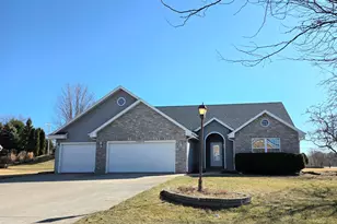 W172N10110 Woodbridge Ln, Germantown, WI 53022 - Photo 1
