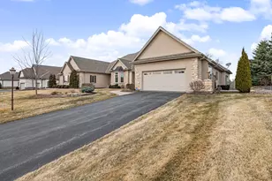 N35W23668 Auburn Ct, Pewaukee, WI 53072 - Photo 35